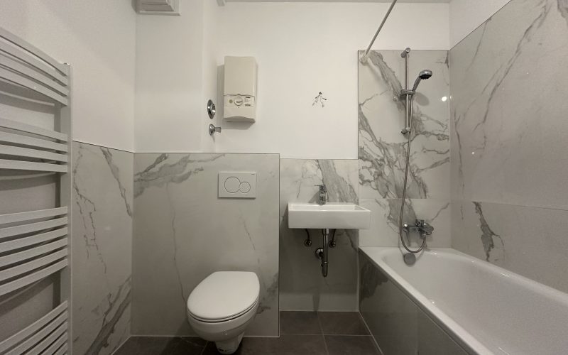 Badezimmer mit Duschwanne