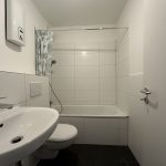 Badezimmer mit Duschwanne