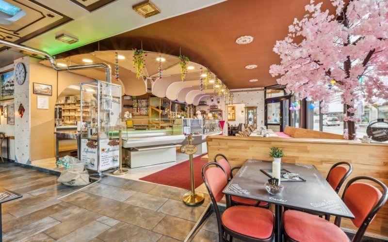 Kuchentheke mit Sitzplätzen