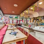 Kuchentheke mit Sitzplätzen