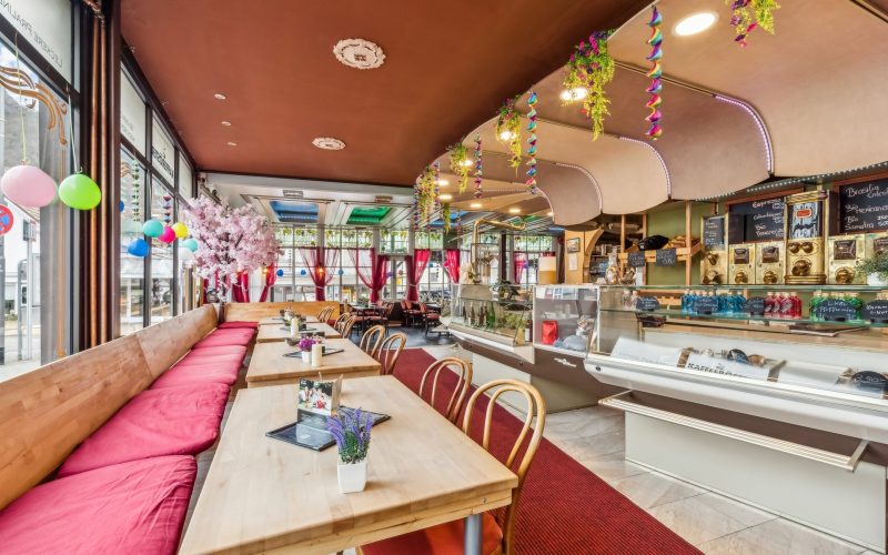 Kuchentheke mit Sitzplätzen