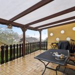 Überdachter Balkon