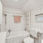 Badezimmer (EG)