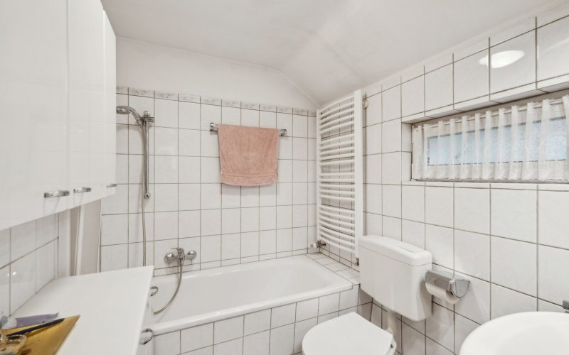 Badezimmer (EG)