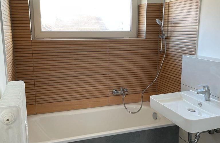 Badezimmer mit Duschwanne