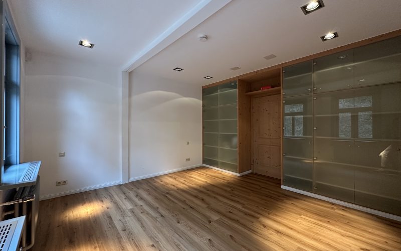 Schlafzimmer mit Einbauschrank