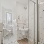 Badezimmer mit Dusche