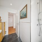 Badezimmer mit Dusche