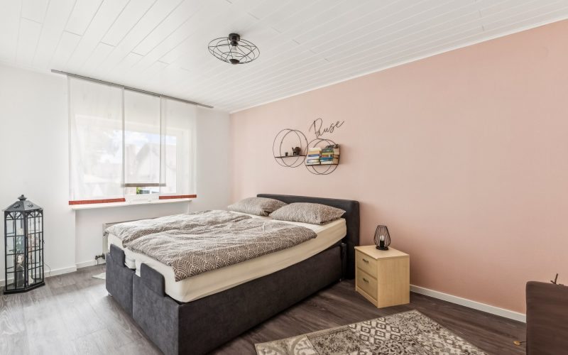Schlafzimmer (EG)