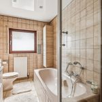 Badezimmer (EG)