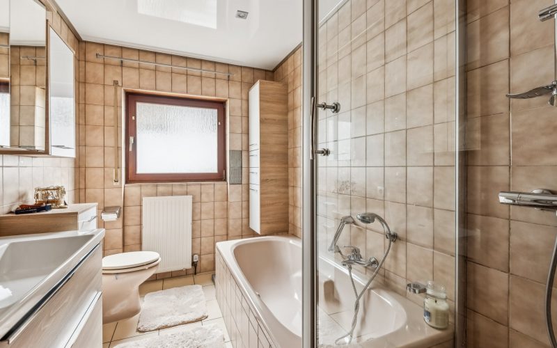 Badezimmer (EG)