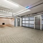Tiefgaragenstellplatz mit Tor