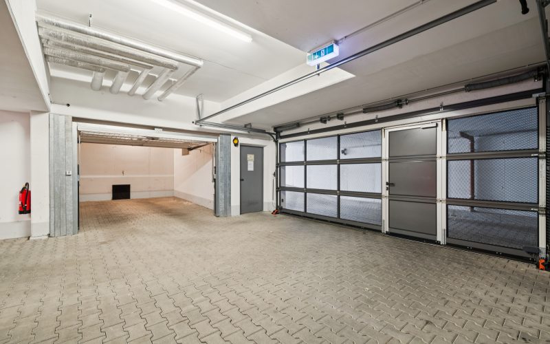 Tiefgaragenstellplatz mit Tor