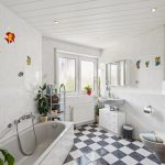 Badezimmer 1 (OG)