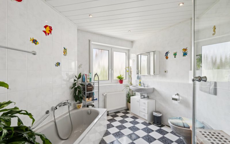 Badezimmer 1 (OG)