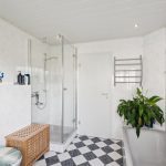Badezimmer 1 (OG)