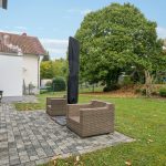 Hausansicht mit Garten