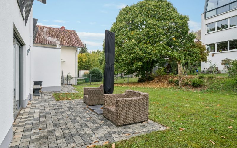 Hausansicht mit Garten